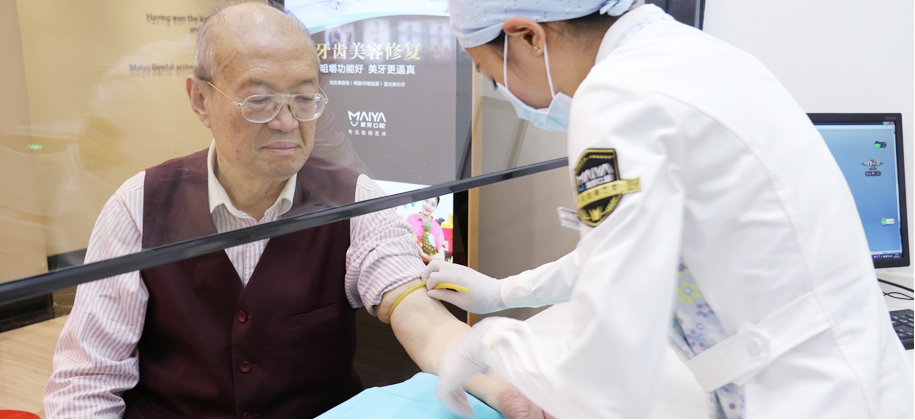 医学检验室内先进的设备，快速出具检查结果，确保您是治疗项目的适应人群，严格对治疗安全负责！