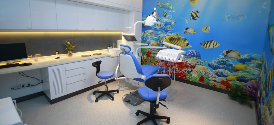 精心装饰的儿牙诊间结合儿童心理学，趣味装潢与配色降低儿童紧张情绪，儿牙也能轻松看。